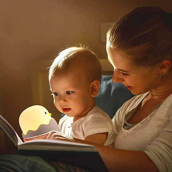 bebe-veilleuse-maman-lecture-lumineuse
