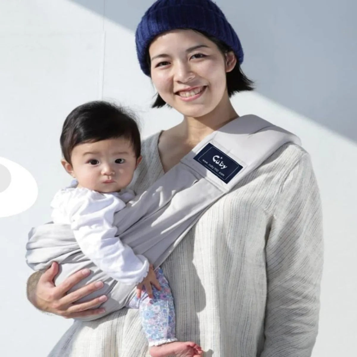 porte-bebe-bandouliere-mere-enfant-souriant