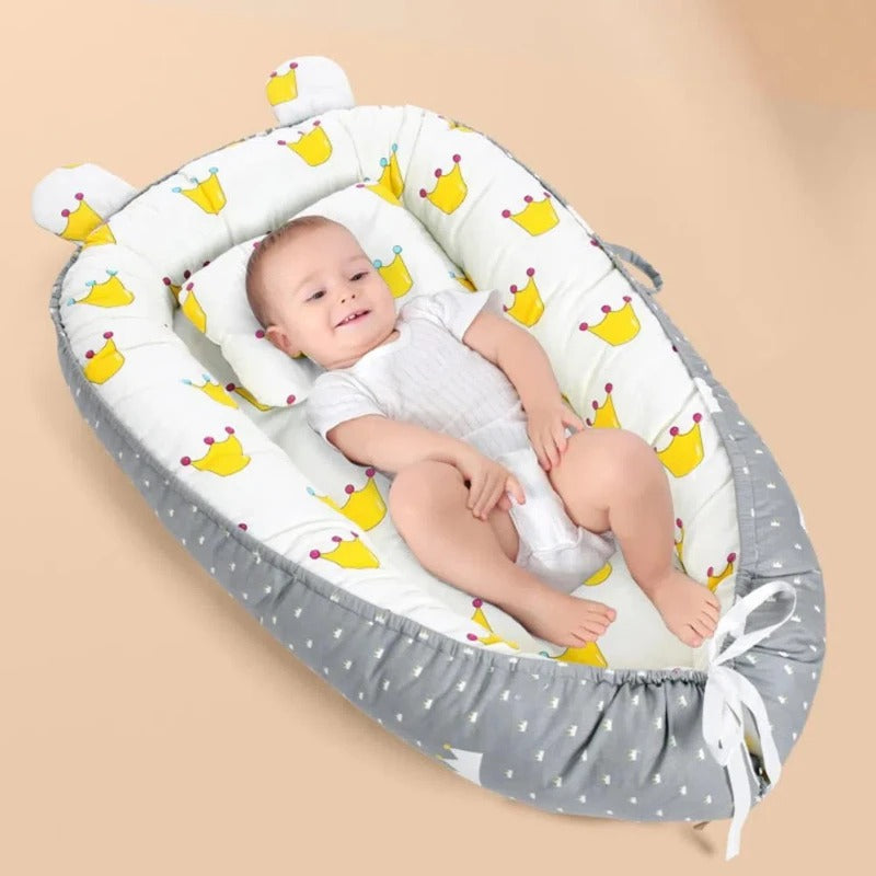 bebe-confortable-dans-reducteur-de-lit-couronne