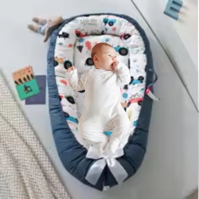 bebe-confortable-dans-reducteur-de-lit-tracteur