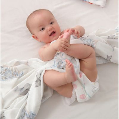 couverture-emmaillotage-bebe-heureux