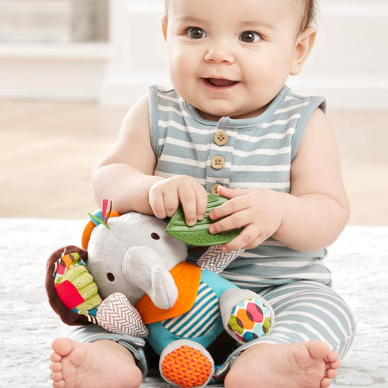 doudou-elephant-enfant-joue
