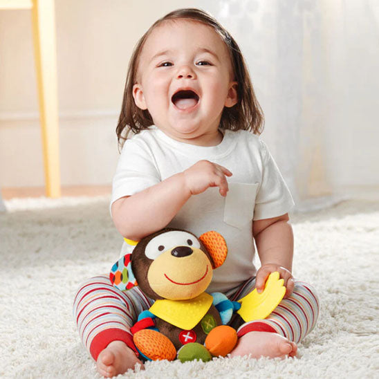 doudou-singe-enfant-rit