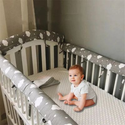 tour de lit un morceau gris nuage bebe assis